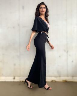Karishma Tanna feet photo thumbnail