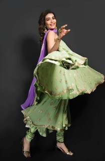 Karishma Tanna feet photo thumbnail