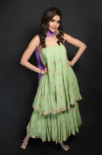 Karishma Tanna feet photo thumbnail