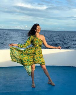 Karishma Tanna feet photo thumbnail