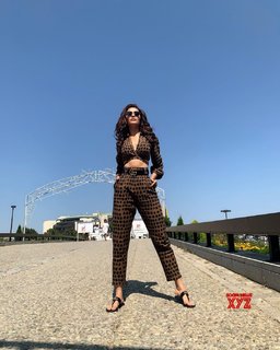 Karishma Tanna feet photo thumbnail