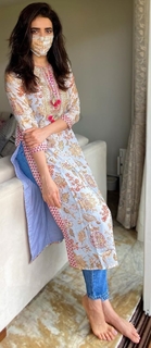 Karishma Tanna feet photo thumbnail