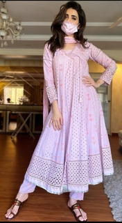 Karishma Tanna feet photo thumbnail