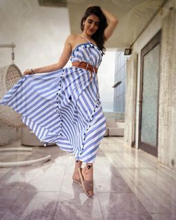 Karishma Tanna feet photo thumbnail