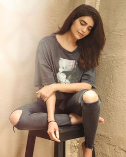 Karishma Tanna feet photo thumbnail