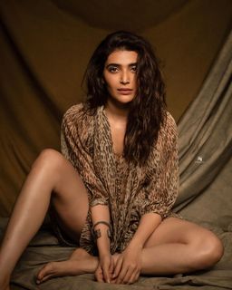 Karishma Tanna feet photo thumbnail