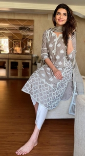 Karishma Tanna feet photo thumbnail