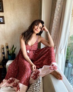 Karishma Tanna feet photo thumbnail