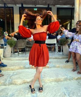 Karishma Tanna feet photo thumbnail