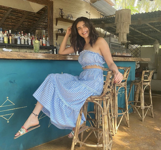 Karishma Tanna feet photo thumbnail