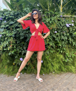 Karishma Tanna feet photo thumbnail