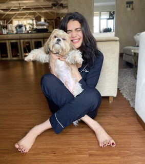 Karishma Tanna feet photo thumbnail