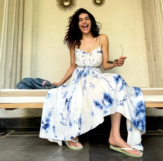 Karishma Tanna feet photo thumbnail