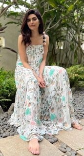 Karishma Tanna feet photo thumbnail