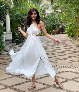 Karishma Tanna feet photo thumbnail