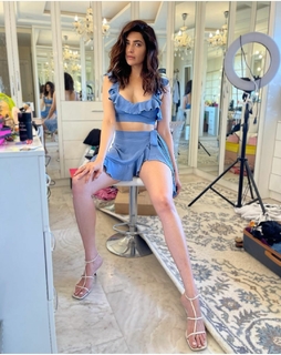Karishma Tanna feet photo thumbnail