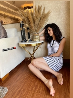 Karishma Tanna feet photo thumbnail