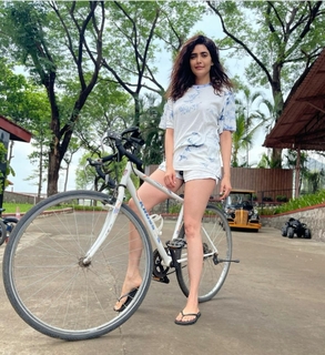 Karishma Tanna feet photo thumbnail