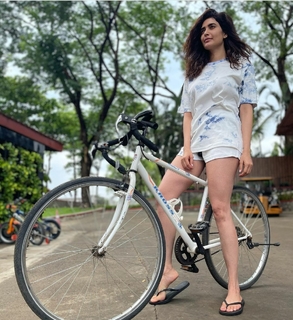 Karishma Tanna feet photo thumbnail