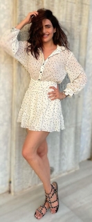 Karishma Tanna feet photo thumbnail