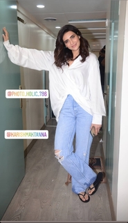 Karishma Tanna feet photo thumbnail