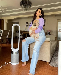 Karishma Tanna feet photo thumbnail