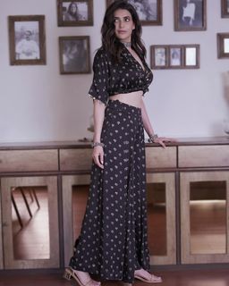 Karishma Tanna feet photo thumbnail