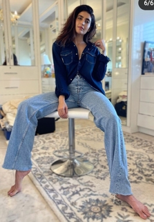 Karishma Tanna feet photo thumbnail