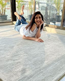 Karishma Tanna feet photo thumbnail