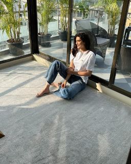 Karishma Tanna feet photo thumbnail