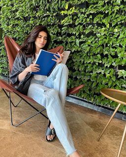 Karishma Tanna feet photo thumbnail