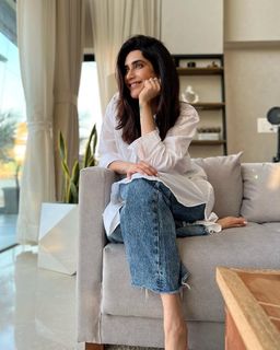 Karishma Tanna feet photo thumbnail