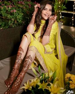 Karishma Tanna feet photo thumbnail