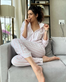 Karishma Tanna feet photo thumbnail