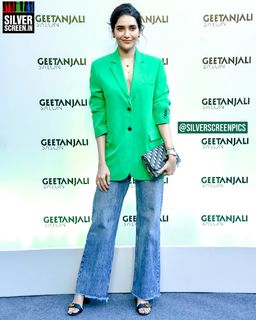 Karishma Tanna feet photo thumbnail