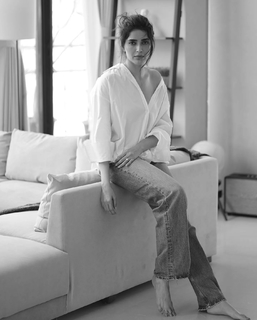 Karishma Tanna feet photo thumbnail