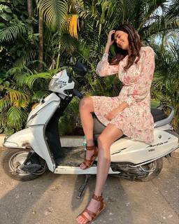 Karishma Tanna feet photo thumbnail