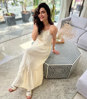 Karishma Tanna feet photo thumbnail