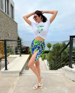 Karishma Tanna feet photo thumbnail