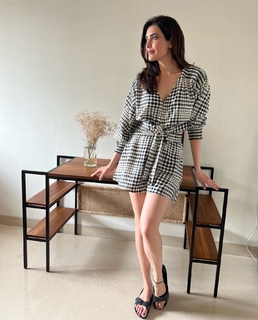 Karishma Tanna feet photo thumbnail