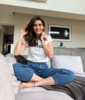 Karishma Tanna feet photo thumbnail