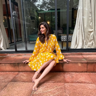 Karishma Tanna feet photo thumbnail