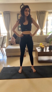 Karishma Tanna feet photo thumbnail