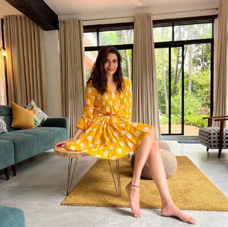 Karishma Tanna feet photo thumbnail
