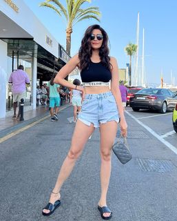 Karishma Tanna feet photo thumbnail