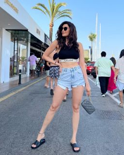 Karishma Tanna feet photo thumbnail
