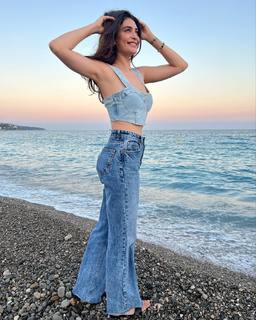 Karishma Tanna feet photo thumbnail