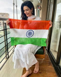 Karishma Tanna feet photo thumbnail
