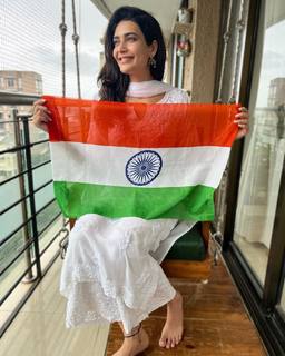 Karishma Tanna feet photo thumbnail