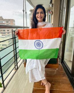 Karishma Tanna feet photo thumbnail